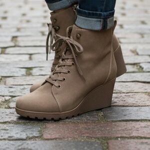 NIB C&C California Women's City Lug Sole Lace-Up Wedge Boots